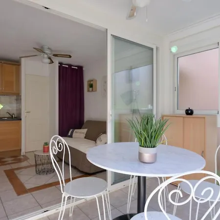 Apartment Charming Flat Close To The Pond Of